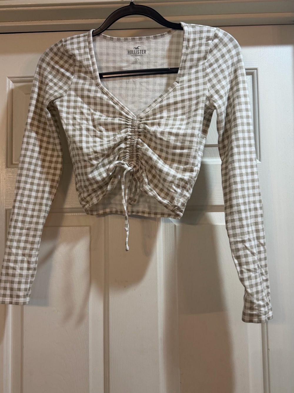 Hollister Beige Gingham Ruched Front Long-Sleeve Crop Size Small #fall #layer